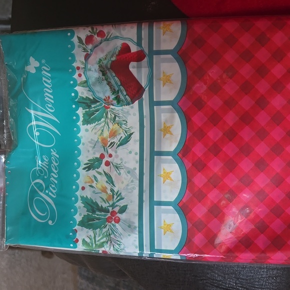 Pioneer Woman Tablecloth/Napkin set - Picture 3 of 6
